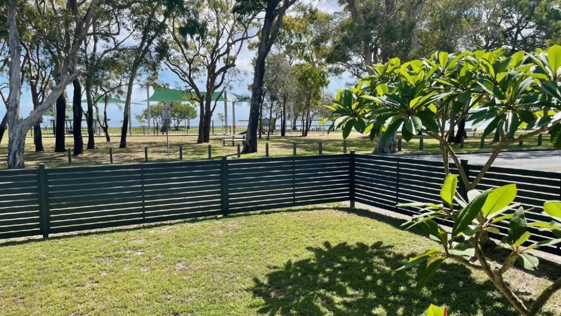Charm And Comfort In This Ground Floor Unit With Water Views! Welsby Pde, Bongaree Tatil Evi