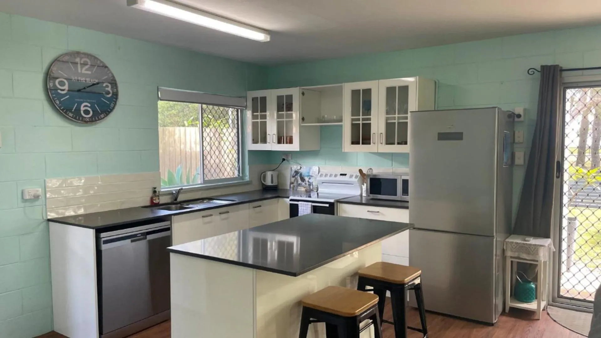Charm And Comfort In This Ground Floor Unit With Water Views! Welsby Pde, Bongaree Tatil Evi