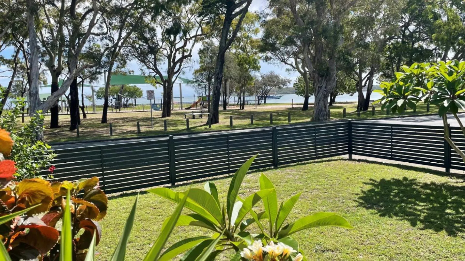 Tatil Evi Charm And Comfort In This Ground Floor Unit With Water Views! Welsby Pde, Bongaree Avustralya